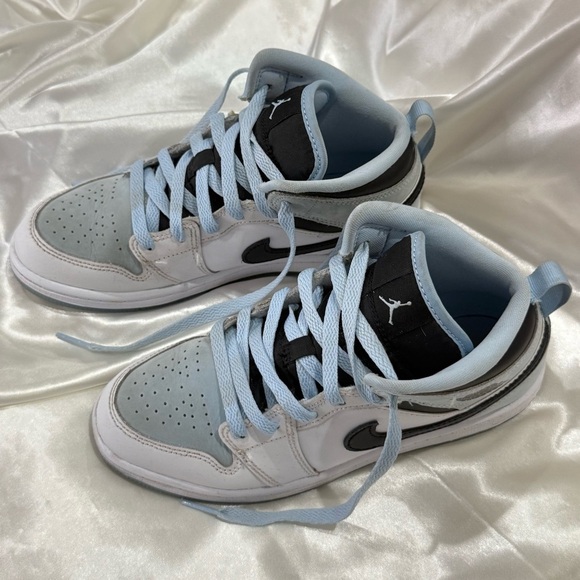 Nike Air Jordan Retro 1 MID SE Sneakers UNC Ice Blue Size 3Y Streetwear Sporty - Picture 4 of 15